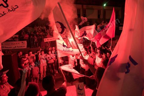 17 octobre 2014 : meeting du parti islamiste Ennahdha dans la salle des sports du quartier populaire de Ezzouhour, banlieue ouest de Tunis, pour laprésentation de la liste Tunis 1 dirigée par Ali Larayedh, ancien ministre de l'intérieur et Premier ministre, pour la campagne électorale des élections législatives du 26 octobre. 