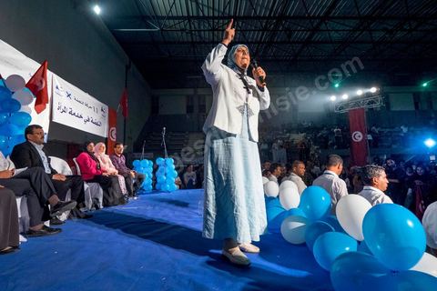 17 octobre 2014 : meeting du parti islamiste Ennahdha dans la salle des sports du quartier populaire de Ezzouhour, banlieue ouest de Tunis, pour laprésentation de la liste Tunis 1 dirigée par Ali Larayedh, ancien ministre de l'intérieur et Premier ministre, pour la campagne électorale des élections législatives du 26 octobre. 