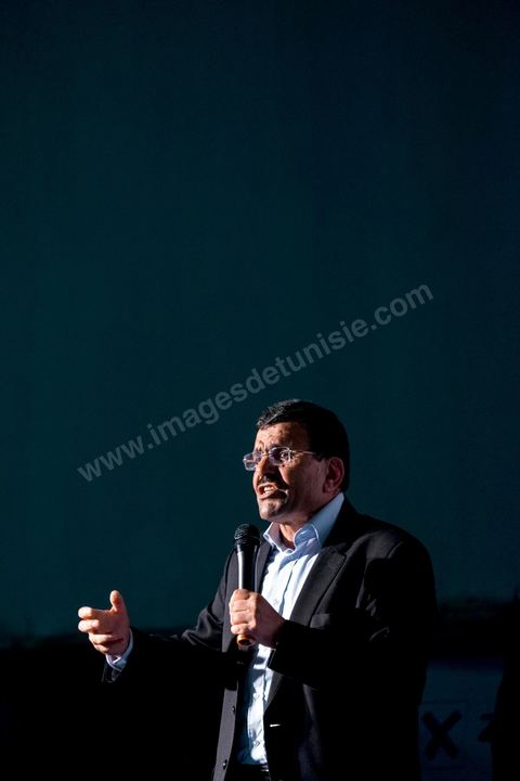 17 octobre 2014 : meeting du parti islamiste Ennahdha dans la salle des sports du quartier populaire de Ezzouhour, banlieue ouest de Tunis, pour laprésentation de la liste Tunis 1 dirigée par Ali Larayedh, ancien ministre de l'intérieur et Premier ministre, pour la campagne électorale des élections législatives du 26 octobre. 