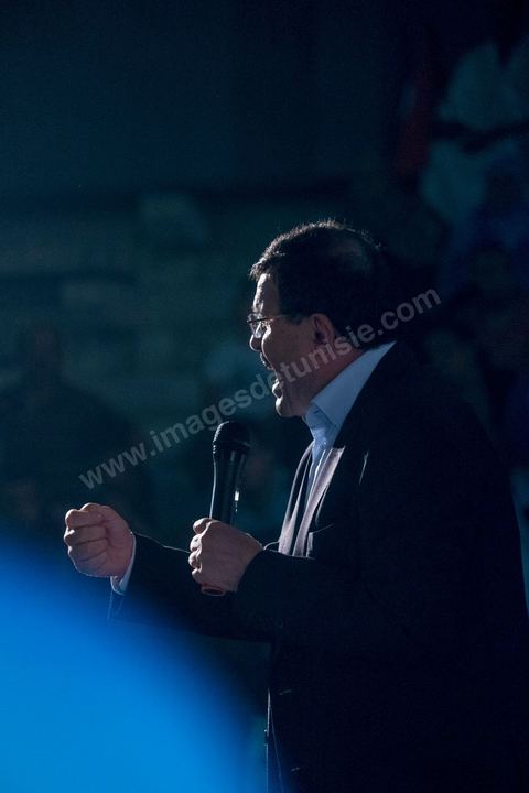 17 octobre 2014 : meeting du parti islamiste Ennahdha dans la salle des sports du quartier populaire de Ezzouhour, banlieue ouest de Tunis, pour laprésentation de la liste Tunis 1 dirigée par Ali Larayedh, ancien ministre de l'intérieur et Premier ministre, pour la campagne électorale des élections législatives du 26 octobre. 