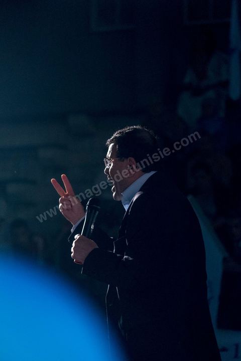 17 octobre 2014 : meeting du parti islamiste Ennahdha dans la salle des sports du quartier populaire de Ezzouhour, banlieue ouest de Tunis, pour laprésentation de la liste Tunis 1 dirigée par Ali Larayedh, ancien ministre de l'intérieur et Premier ministre, pour la campagne électorale des élections législatives du 26 octobre. 