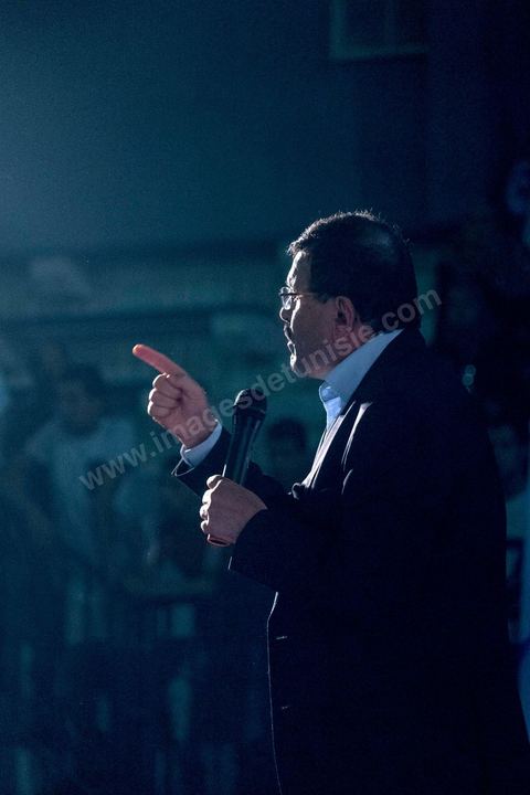 17 octobre 2014 : meeting du parti islamiste Ennahdha dans la salle des sports du quartier populaire de Ezzouhour, banlieue ouest de Tunis, pour laprésentation de la liste Tunis 1 dirigée par Ali Larayedh, ancien ministre de l'intérieur et Premier ministre, pour la campagne électorale des élections législatives du 26 octobre. 