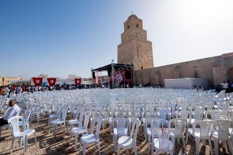 18 octobre 2014 : Meeting Nidaa Tounes à Kairouan, plus de 2000 particiapnts venus prendre place près de la Grande Mosquée, au même endroit où Ansar El Charia avait organisé son 1er congrès en 2012, pour écouter le discours de Béji Caïd Essebsi, président du parti et candidat aux présidentielles de Novembre 2014. Campagne électorale pour els éléectiosn législatives du 26 octobre 2014.