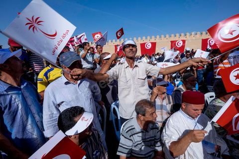 18 octobre 2014 : Meeting Nidaa Tounes à Kairouan, plus de 2000 particiapnts venus prendre place près de la Grande Mosquée, au même endroit où Ansar El Charia avait organisé son 1er congrès en 2012, pour écouter le discours de Béji Caïd Essebsi, président du parti et candidat aux présidentielles de Novembre 2014. Campagne électorale pour els éléectiosn législatives du 26 octobre 2014.