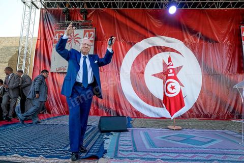 18 octobre 2014 : Meeting Nidaa Tounes à Kairouan, plus de 2000 particiapnts venus prendre place près de la Grande Mosquée, au même endroit où Ansar El Charia avait organisé son 1er congrès en 2012, pour écouter le discours de Béji Caïd Essebsi, président du parti et candidat aux présidentielles de Novembre 2014. Campagne électorale pour els éléectiosn législatives du 26 octobre 2014.