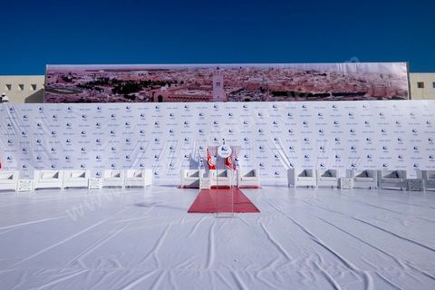 18 octobre 2014 : dans le théâtre de Sidi Mansour, ville dans la banlieue nord de Sfax, deuxième ville du pays, plus de 10 000 partiisans d'Ennahdha se sont rassemblés pour un grand meeting du parti islamiste. Sous un soleil de plomb, Rached Ghannouchi, président du parti, orchestre un meeting electoral avec présentations des deux listes Ennahdha (Sfax1 et 2), discours des candidats et discours final de Ghannouchi.