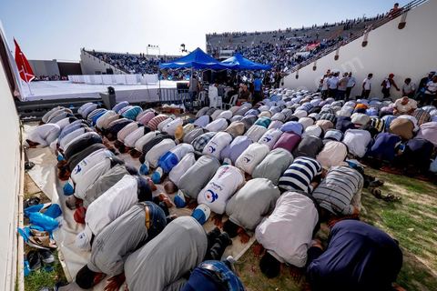 18 octobre 2014 : dans le théâtre de Sidi Mansour, ville dans la banlieue nord de Sfax, deuxième ville du pays, plus de 10 000 partiisans d'Ennahdha se sont rassemblés pour un grand meeting du parti islamiste. Sous un soleil de plomb, Rached Ghannouchi, président du parti, orchestre un meeting electoral avec présentations des deux listes Ennahdha (Sfax1 et 2), discours des candidats et discours final de Ghannouchi.
