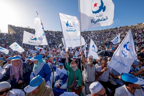 18 octobre 2014 : dans le théâtre de Sidi Mansour, ville dans la banlieue nord de Sfax, deuxième ville du pays, plus de 10 000 partiisans d'Ennahdha se sont rassemblés pour un grand meeting du parti islamiste. Sous un soleil de plomb, Rached Ghannouchi, président du parti, orchestre un meeting electoral avec présentations des deux listes Ennahdha (Sfax1 et 2), discours des candidats et discours final de Ghannouchi.