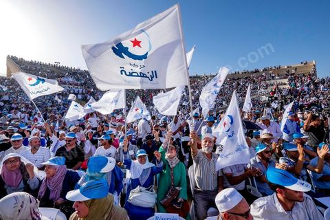 18 octobre 2014 : dans le théâtre de Sidi Mansour, ville dans la banlieue nord de Sfax, deuxième ville du pays, plus de 10 000 partiisans d'Ennahdha se sont rassemblés pour un grand meeting du parti islamiste. Sous un soleil de plomb, Rached Ghannouchi, président du parti, orchestre un meeting electoral avec présentations des deux listes Ennahdha (Sfax1 et 2), discours des candidats et discours final de Ghannouchi.