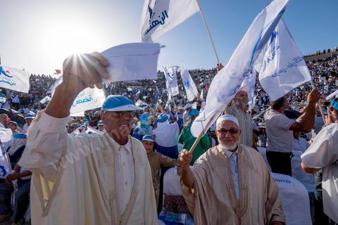 18 octobre 2014 : dans le théâtre de Sidi Mansour, ville dans la banlieue nord de Sfax, deuxième ville du pays, plus de 10 000 partiisans d'Ennahdha se sont rassemblés pour un grand meeting du parti islamiste. Sous un soleil de plomb, Rached Ghannouchi, président du parti, orchestre un meeting electoral avec présentations des deux listes Ennahdha (Sfax1 et 2), discours des candidats et discours final de Ghannouchi.