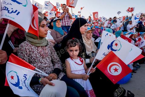 18 octobre 2014 : dans le théâtre de Sidi Mansour, ville dans la banlieue nord de Sfax, deuxième ville du pays, plus de 10 000 partiisans d'Ennahdha se sont rassemblés pour un grand meeting du parti islamiste. Sous un soleil de plomb, Rached Ghannouchi, président du parti, orchestre un meeting electoral avec présentations des deux listes Ennahdha (Sfax1 et 2), discours des candidats et discours final de Ghannouchi.