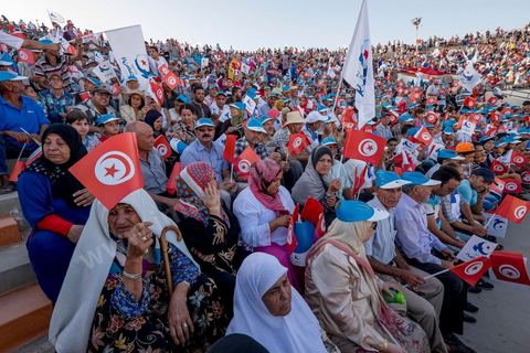 18 octobre 2014 : dans le théâtre de Sidi Mansour, ville dans la banlieue nord de Sfax, deuxième ville du pays, plus de 10 000 partiisans d'Ennahdha se sont rassemblés pour un grand meeting du parti islamiste. Sous un soleil de plomb, Rached Ghannouchi, président du parti, orchestre un meeting electoral avec présentations des deux listes Ennahdha (Sfax1 et 2), discours des candidats et discours final de Ghannouchi.