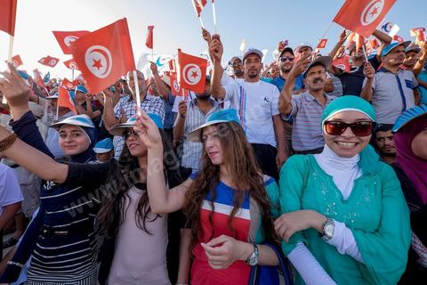 18 octobre 2014 : dans le théâtre de Sidi Mansour, ville dans la banlieue nord de Sfax, deuxième ville du pays, plus de 10 000 partiisans d'Ennahdha se sont rassemblés pour un grand meeting du parti islamiste. Sous un soleil de plomb, Rached Ghannouchi, président du parti, orchestre un meeting electoral avec présentations des deux listes Ennahdha (Sfax1 et 2), discours des candidats et discours final de Ghannouchi.