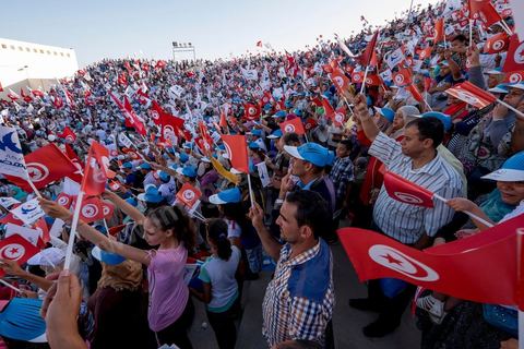 18 octobre 2014 : dans le théâtre de Sidi Mansour, ville dans la banlieue nord de Sfax, deuxième ville du pays, plus de 10 000 partiisans d'Ennahdha se sont rassemblés pour un grand meeting du parti islamiste. Sous un soleil de plomb, Rached Ghannouchi, président du parti, orchestre un meeting electoral avec présentations des deux listes Ennahdha (Sfax1 et 2), discours des candidats et discours final de Ghannouchi.