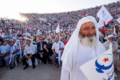 18 octobre 2014 : dans le théâtre de Sidi Mansour, ville dans la banlieue nord de Sfax, deuxième ville du pays, plus de 10 000 partiisans d'Ennahdha se sont rassemblés pour un grand meeting du parti islamiste. Sous un soleil de plomb, Rached Ghannouchi, président du parti, orchestre un meeting electoral avec présentations des deux listes Ennahdha (Sfax1 et 2), discours des candidats et discours final de Ghannouchi.