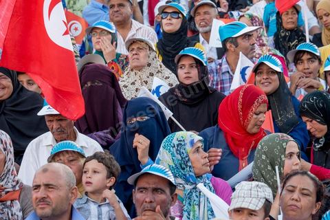 18 octobre 2014 : dans le théâtre de Sidi Mansour, ville dans la banlieue nord de Sfax, deuxième ville du pays, plus de 10 000 partiisans d'Ennahdha se sont rassemblés pour un grand meeting du parti islamiste. Sous un soleil de plomb, Rached Ghannouchi, président du parti, orchestre un meeting electoral avec présentations des deux listes Ennahdha (Sfax1 et 2), discours des candidats et discours final de Ghannouchi.