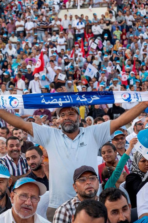 18 octobre 2014 : dans le théâtre de Sidi Mansour, ville dans la banlieue nord de Sfax, deuxième ville du pays, plus de 10 000 partiisans d'Ennahdha se sont rassemblés pour un grand meeting du parti islamiste. Sous un soleil de plomb, Rached Ghannouchi, président du parti, orchestre un meeting electoral avec présentations des deux listes Ennahdha (Sfax1 et 2), discours des candidats et discours final de Ghannouchi.