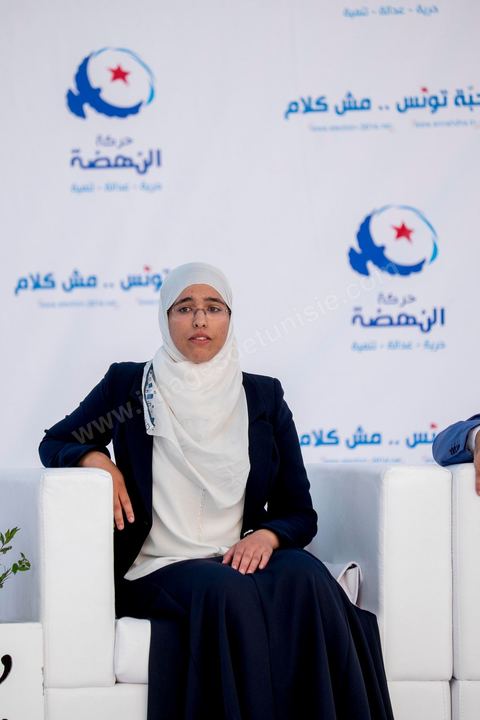 18 octobre 2014 : dans le théâtre de Sidi Mansour, ville dans la banlieue nord de Sfax, deuxième ville du pays, plus de 10 000 partiisans d'Ennahdha se sont rassemblés pour un grand meeting du parti islamiste. Sous un soleil de plomb, Rached Ghannouchi, président du parti, orchestre un meeting electoral avec présentations des deux listes Ennahdha (Sfax1 et 2), discours des candidats et discours final de Ghannouchi.