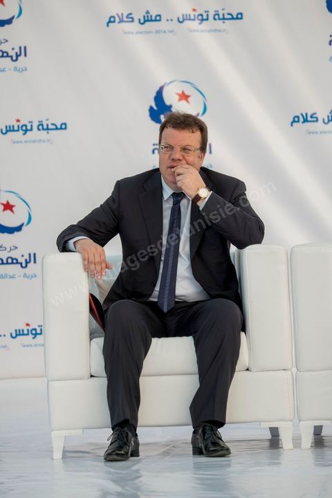 18 octobre 2014 : Mohamed Frikha dans le théâtre de Sidi Mansour, ville dans la banlieue nord de Sfax, deuxième ville du pays, plus de 10 000 partiisans d'Ennahdha se sont rassemblés pour un grand meeting du parti islamiste. Sous un soleil de plomb, Rached Ghannouchi, président du parti, orchestre un meeting electoral avec présentations des deux listes Ennahdha (Sfax1 et 2), discours des candidats et discours final de Ghannouchi.