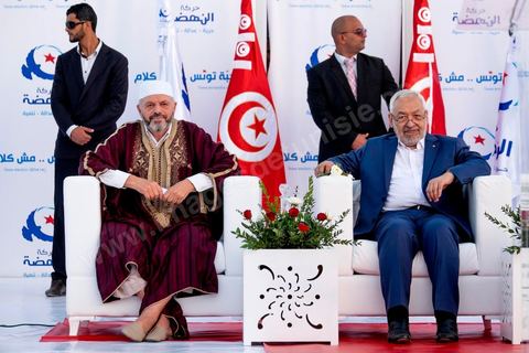 18 octobre 2014 : Rached Ghannouchi dans le théâtre de Sidi Mansour, ville dans la banlieue nord de Sfax, deuxième ville du pays, plus de 10 000 partiisans d'Ennahdha se sont rassemblés pour un grand meeting du parti islamiste. Sous un soleil de plomb, Rached Ghannouchi, président du parti, orchestre un meeting electoral avec présentations des deux listes Ennahdha (Sfax1 et 2), discours des candidats et discours final de Ghannouchi.