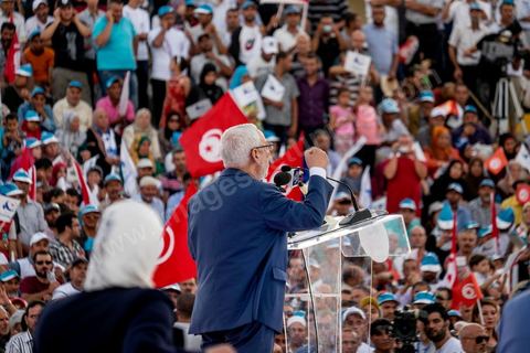 18 octobre 2014 : Discours de Rached Ghannouchi dans le théâtre de Sidi Mansour, ville dans la banlieue nord de Sfax, deuxième ville du pays, plus de 10 000 partiisans d'Ennahdha se sont rassemblés pour un grand meeting du parti islamiste. Sous un soleil de plomb, Rached Ghannouchi, président du parti, orchestre un meeting electoral avec présentations des deux listes Ennahdha (Sfax1 et 2), discours des candidats et discours final de Ghannouchi.