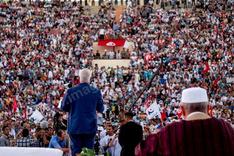 18 octobre 2014 : Discours de Rached Ghannouchi dans le théâtre de Sidi Mansour, ville dans la banlieue nord de Sfax, deuxième ville du pays, plus de 10 000 partiisans d'Ennahdha se sont rassemblés pour un grand meeting du parti islamiste. Sous un soleil de plomb, Rached Ghannouchi, président du parti, orchestre un meeting electoral avec présentations des deux listes Ennahdha (Sfax1 et 2), discours des candidats et discours final de Ghannouchi.