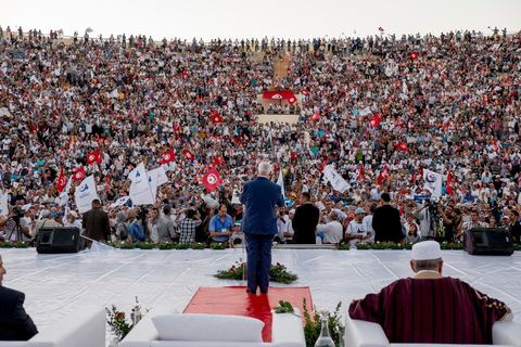 18 octobre 2014 : Discours de Rached Ghannouchi dans le théâtre de Sidi Mansour, ville dans la banlieue nord de Sfax, deuxième ville du pays, plus de 10 000 partiisans d'Ennahdha se sont rassemblés pour un grand meeting du parti islamiste. Sous un soleil de plomb, Rached Ghannouchi, président du parti, orchestre un meeting electoral avec présentations des deux listes Ennahdha (Sfax1 et 2), discours des candidats et discours final de Ghannouchi.