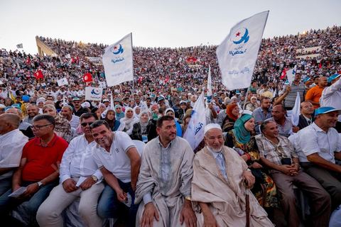 18 octobre 2014 : dans le théâtre de Sidi Mansour, ville dans la banlieue nord de Sfax, deuxième ville du pays, plus de 10 000 partiisans d'Ennahdha se sont rassemblés pour un grand meeting du parti islamiste. Sous un soleil de plomb, Rached Ghannouchi, président du parti, orchestre un meeting electoral avec présentations des deux listes Ennahdha (Sfax1 et 2), discours des candidats et discours final de Ghannouchi.