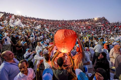 18 octobre 2014 : dans le théâtre de Sidi Mansour, ville dans la banlieue nord de Sfax, deuxième ville du pays, plus de 10 000 partiisans d'Ennahdha se sont rassemblés pour un grand meeting du parti islamiste. Sous un soleil de plomb, Rached Ghannouchi, président du parti, orchestre un meeting electoral avec présentations des deux listes Ennahdha (Sfax1 et 2), discours des candidats et discours final de Ghannouchi.