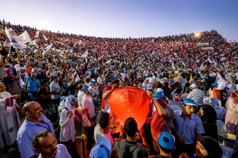 18 octobre 2014 : dans le théâtre de Sidi Mansour, ville dans la banlieue nord de Sfax, deuxième ville du pays, plus de 10 000 partiisans d'Ennahdha se sont rassemblés pour un grand meeting du parti islamiste. Sous un soleil de plomb, Rached Ghannouchi, président du parti, orchestre un meeting electoral avec présentations des deux listes Ennahdha (Sfax1 et 2), discours des candidats et discours final de Ghannouchi.