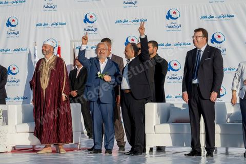 18 octobre 2014 : Rached Ghannouchi dans le théâtre de Sidi Mansour, ville dans la banlieue nord de Sfax, deuxième ville du pays, plus de 10 000 partiisans d'Ennahdha se sont rassemblés pour un grand meeting du parti islamiste. Sous un soleil de plomb, Rached Ghannouchi, président du parti, orchestre un meeting electoral avec présentations des deux listes Ennahdha (Sfax1 et 2), discours des candidats et discours final de Ghannouchi.