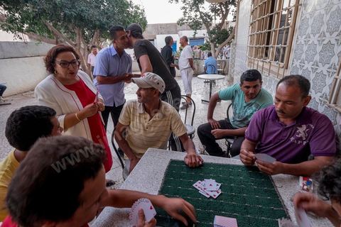 19 octobre 2014 : campagne de porte à porte dans le quartier de Gammarth village, banlieue nord de Tunis, des partisans de Nidaa Tounes. Said Aïdi, tête de liste dans cette circonscription de Tunis 2 est accompganée de ses colistiers dont Bochra Bel Hadj Hamida.