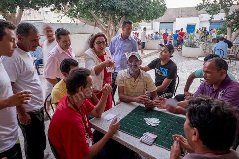 19 octobre 2014 : campagne de porte à porte dans le quartier de Gammarth village, banlieue nord de Tunis, des partisans de Nidaa Tounes. Said Aïdi, tête de liste dans cette circonscription de Tunis 2 est accompganée de ses colistiers dont Bochra Bel Hadj Hamida.
