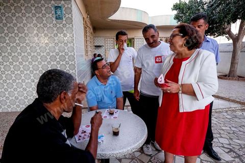 19 octobre 2014 : campagne de porte à porte dans le quartier de Gammarth village, banlieue nord de Tunis, des partisans de Nidaa Tounes. Said Aïdi, tête de liste dans cette circonscription de Tunis 2 est accompganée de ses colistiers dont Bochra Bel Hadj Hamida.
