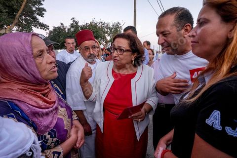 19 octobre 2014 : campagne de porte à porte dans le quartier de Gammarth village, banlieue nord de Tunis, des partisans de Nidaa Tounes. Said Aïdi, tête de liste dans cette circonscription de Tunis 2 est accompganée de ses colistiers dont Bochra Bel Hadj Hamida.