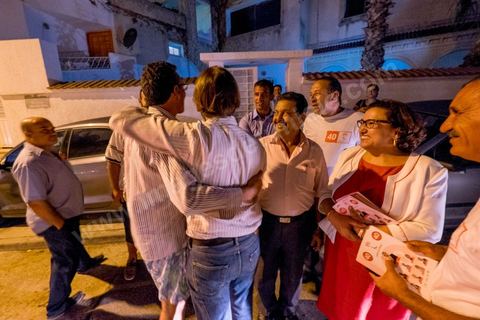 19 octobre 2014 : campagne de porte à porte dans le quartier de Gammarth village, banlieue nord de Tunis, des partisans de Nidaa Tounes. Said Aïdi, tête de liste dans cette circonscription de Tunis 2 est accompganée de ses colistiers dont Bochra Bel Hadj Hamida.