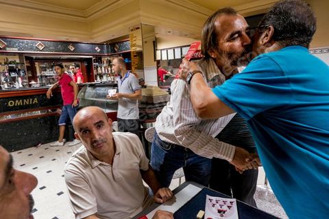 19 octobre 2014 : campagne de porte à porte dans le quartier de Gammarth village, banlieue nord de Tunis, des partisans de Nidaa Tounes. Said Aïdi, tête de liste dans cette circonscription de Tunis 2 est accompganée de ses colistiers dont Bochra Bel Hadj Hamida.