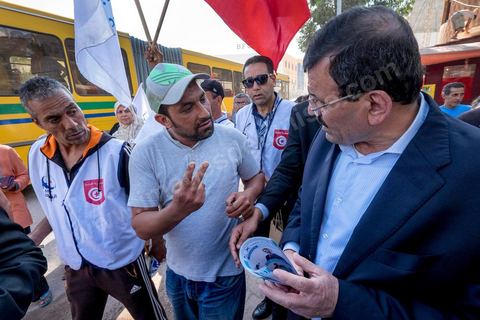 20 ocotbre 2014 : Ali Larayedh, candidat en tête de liste du parti islamiste Ennahdha sur Tunis 1, en campagne pour les élections legislatives du 26 octobre 2014 dans le quartier populaire de Hrairia dans la banlieue ouest de Tunis. 