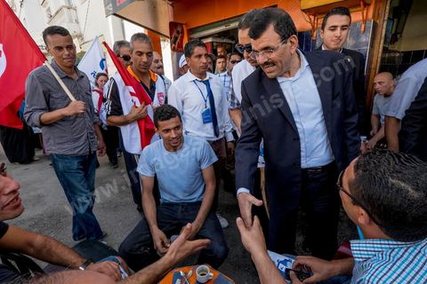 20 ocotbre 2014 : Ali Larayedh, candidat en tête de liste du parti islamiste Ennahdha sur Tunis 1, en campagne pour les élections legislatives du 26 octobre 2014 dans le quartier populaire de Hrairia dans la banlieue ouest de Tunis. 