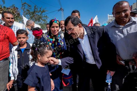 20 ocotbre 2014 : Ali Larayedh, candidat en tête de liste du parti islamiste Ennahdha sur Tunis 1, en campagne pour les élections legislatives du 26 octobre 2014 dans le quartier populaire de Hrairia dans la banlieue ouest de Tunis. 