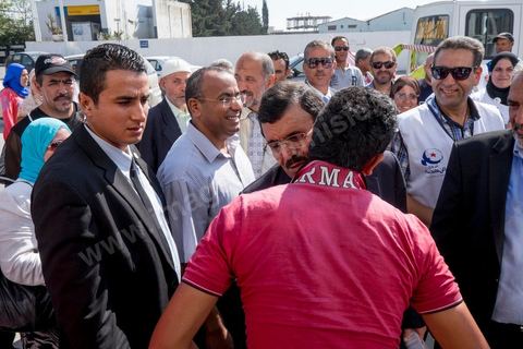 20 ocotbre 2014 : Ali Larayedh, candidat en tête de liste du parti islamiste Ennahdha sur Tunis 1, en campagne pour les élections legislatives du 26 octobre 2014 dans le quartier populaire de Hrairia dans la banlieue ouest de Tunis. 