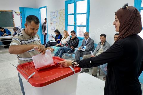26 octobre 2014 : jour de vote pour les élections législatives, présence plus faible qu'en 2011, avec seulement 3 millions de votant contre 4 en 2011. Cette année l'élection  des 217 députés ouvre une nouvelle étape politque en Tunisie pour une durée de 5 ans. Dans les bureaux de vote l'atmosphère de fête de 2011 n'y est pas, les électeurs sont perdus dans une classe politique tunisienne très décousue où les affrontements politiques des 3 derniers années ont déçu les tunisiens.