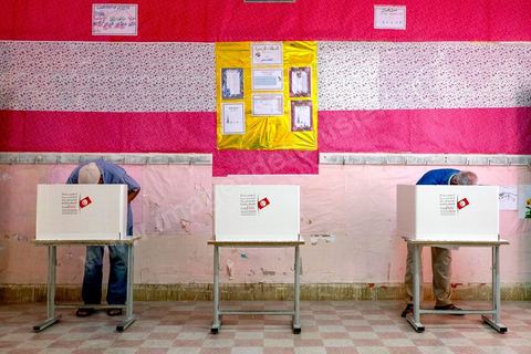 26 octobre 2014 : jour de vote pour les élections législatives, présence plus faible qu'en 2011, avec seulement 3 millions de votant contre 4 en 2011. Cette année l'élection  des 217 députés ouvre une nouvelle étape politque en Tunisie pour une durée de 5 ans. Dans les bureaux de vote l'atmosphère de fête de 2011 n'y est pas, les électeurs sont perdus dans une classe politique tunisienne très décousue où les affrontements politiques des 3 derniers années ont déçu les tunisiens.