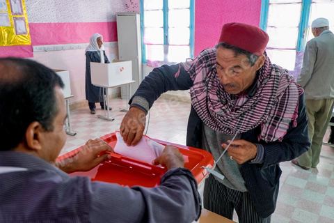 26 octobre 2014 : jour de vote pour les élections législatives, présence plus faible qu'en 2011, avec seulement 3 millions de votant contre 4 en 2011. Cette année l'élection  des 217 députés ouvre une nouvelle étape politque en Tunisie pour une durée de 5 ans. Dans les bureaux de vote l'atmosphère de fête de 2011 n'y est pas, les électeurs sont perdus dans une classe politique tunisienne très décousue où les affrontements politiques des 3 derniers années ont déçu les tunisiens.
