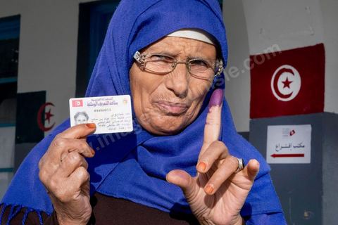 26 octobre 2014 : jour de vote pour les élections législatives, présence plus faible qu'en 2011, avec seulement 3 millions de votant contre 4 en 2011. Cette année l'élection  des 217 députés ouvre une nouvelle étape politque en Tunisie pour une durée de 5 ans. Dans les bureaux de vote l'atmosphère de fête de 2011 n'y est pas, les électeurs sont perdus dans une classe politique tunisienne très décousue où les affrontements politiques des 3 derniers années ont déçu les tunisiens.