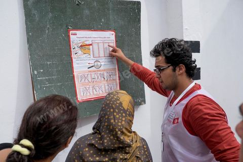 26 octobre 2014 : jour de vote pour les élections législatives, présence plus faible qu'en 2011, avec seulement 3 millions de votant contre 4 en 2011. Cette année l'élection  des 217 députés ouvre une nouvelle étape politque en Tunisie pour une durée de 5 ans. Dans les bureaux de vote l'atmosphère de fête de 2011 n'y est pas, les électeurs sont perdus dans une classe politique tunisienne très décousue où les affrontements politiques des 3 derniers années ont déçu les tunisiens.