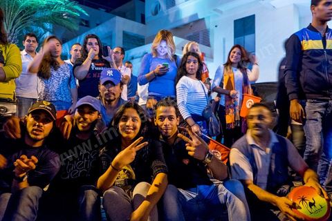26 octobre 2014 : vers minuit les partisans du parti Nidaa Tounes commencent à se rassembler pour fêter une victoire qui s'annonce de plus en plus sure. soirée électorale dans les deux partis en tête les destouriens, Nidaa Tounes et les islamistes, Ennahdha
