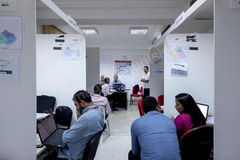 26 octobre 2014 : toute la nuit le QG de campagne du parti destourien Nidaa Tounes, vainqueur des élections, est en pleine efferverscence pour collecter les résultats des bureaux de vote du pays. soirée électorale dans les deux partis en tête les destouriens, Nidaa Tounes et les islamistes, Ennahdha