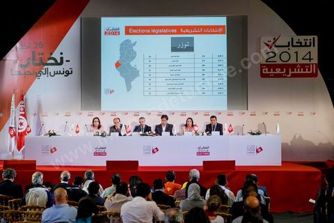 27 octobre 2014 : l'effervescence commence au centre de presse de l'ISIE, située au Palais des Congrès de Tunis, où des centaines de journalistes nationaux et internationaux enchainent pour les jours à venir les conférences de presse qui donneront les résultats partiels circonscriptions par circonscriptions. Les résultats complets sont à prévoir dans les 48 à 72 h après les votes.