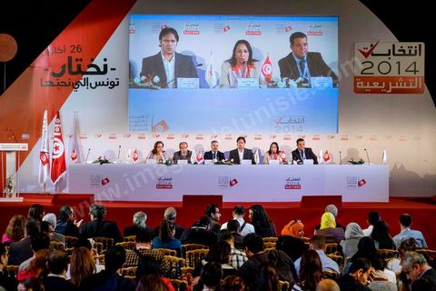 27 octobre 2014 : l'effervescence commence au centre de presse de l'ISIE, située au Palais des Congrès de Tunis, où des centaines de journalistes nationaux et internationaux enchainent pour les jours à venir les conférences de presse qui donneront les résultats partiels circonscriptions par circonscriptions. Les résultats complets sont à prévoir dans les 48 à 72 h après les votes.